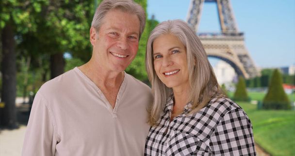 Senior coppia caucasica stare insieme di fronte alla Torre Eiffel
 - Foto, immagini