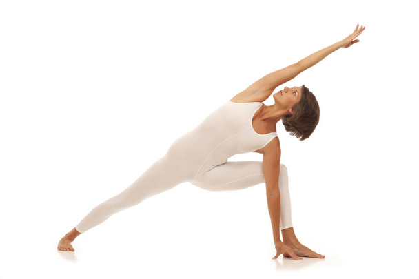 Mujer joven haciendo yoga Side Angle Pose
 - Foto, Imagen