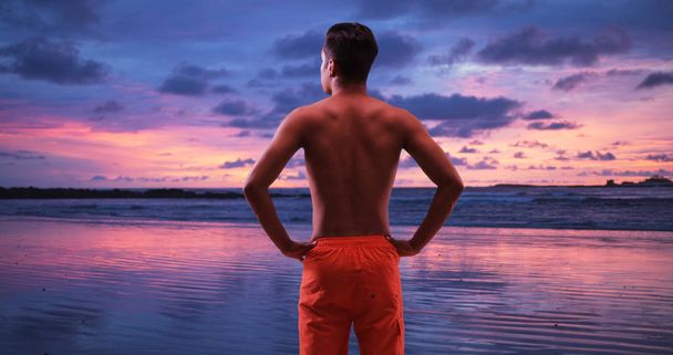 Millénaire homme hispanique en vacances tropicales profiter du coucher du soleil en vacances
 - Photo, image