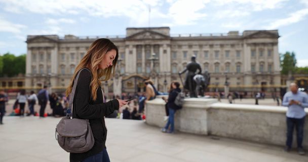 hübsche kaukasische Frau in London nutzt Smartphone als Wegbeschreibung - Foto, Bild