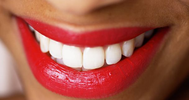Closeup žena s úsměvem s červenou rtěnku - Fotografie, Obrázek