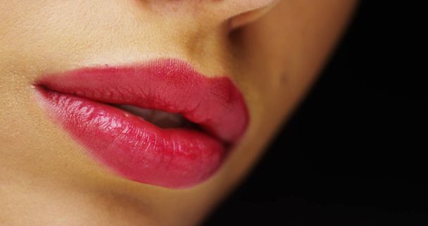Mexikói nő rózsaszín ajka - Fotó, kép