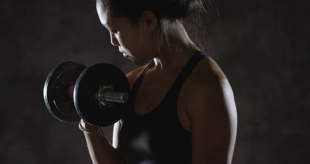 Jeune femme asiatique fitness soulevant des poids avec des bras transpirant
 - Photo, image