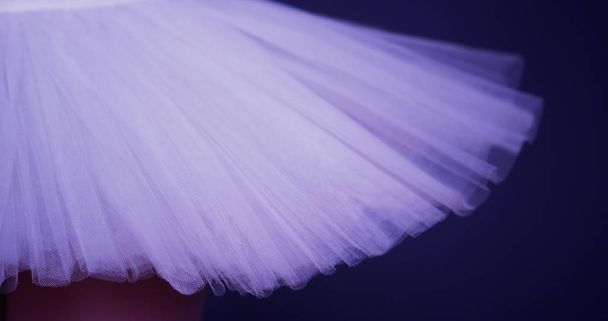 Primer plano de tutú de ballet blanco sobre fondo oscuro
 - Foto, imagen