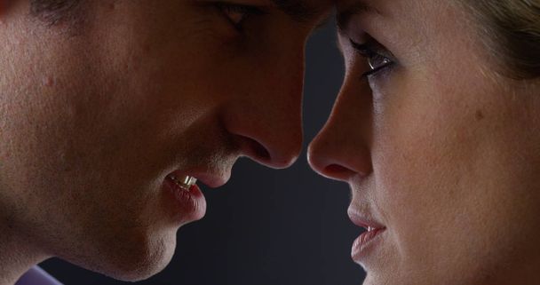 Sexy coppia baci su sfondo scuro
 - Foto, immagini