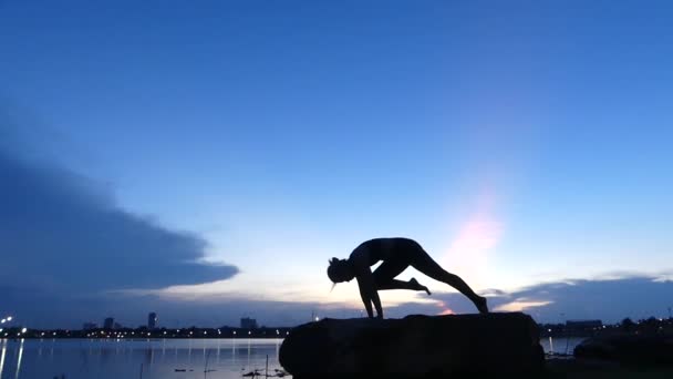 Asiatico carino ragazza giocare yoga silhouette su il lago sfondo
, - Filmati, video