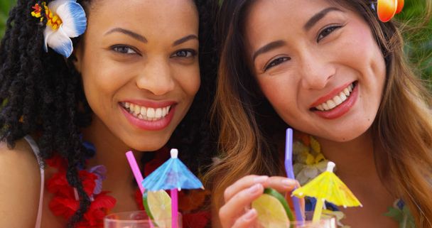 Close up di Due belle donne in vacanza tropicale insieme
 - Foto, immagini