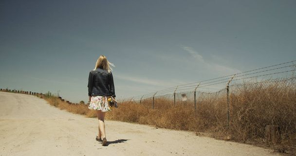 Fiatal csípő fehér lány séta földút - Fotó, kép