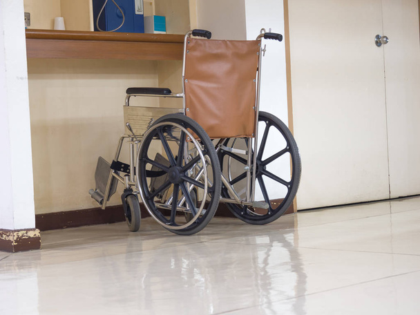 wózek inwalidzki, parking przed niebieski publiczny telefon, w szpitalu. Przystosowane dla osób starszych lub chorych. - Zdjęcie, obraz