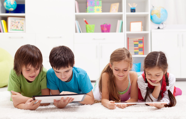 Kids using tablet computers - Foto, Imagen