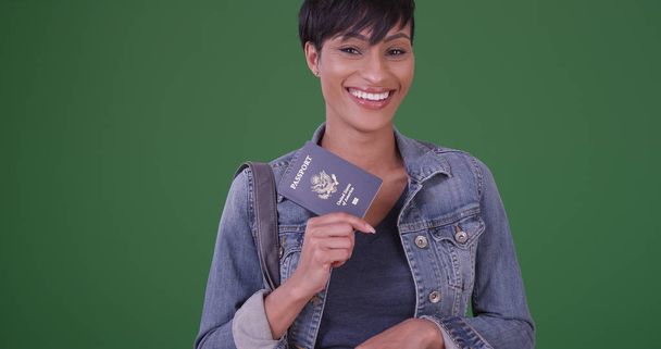 Frau posiert mit ihrem US-Pass auf grünem Bildschirm - Foto, Bild