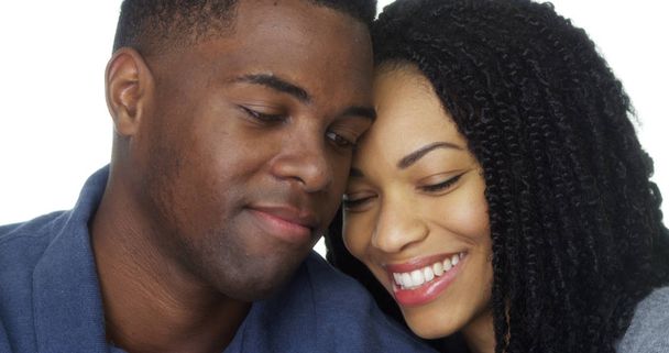 joven negro pareja en amor inclinado cabeza uno contra el otro
 - Foto, Imagen
