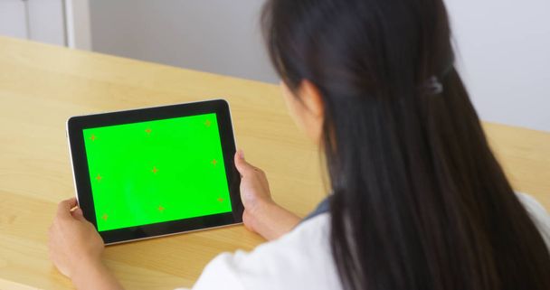 Chinese arts praten met tablet met groen scherm - Foto, afbeelding