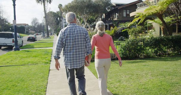 Idősebb pár, séta a környéken - Fotó, kép
