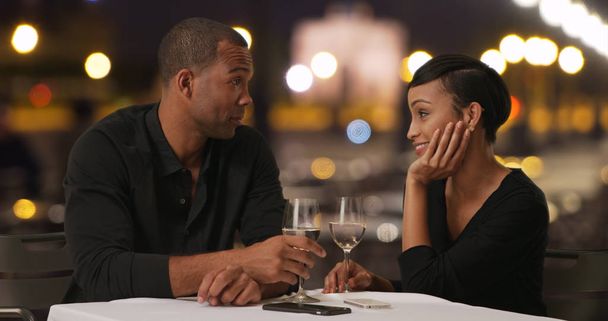 charmanter schwarzer Rüde und sein Date beim Weintrinken in einem schicken Restaurant in Europa - Foto, Bild