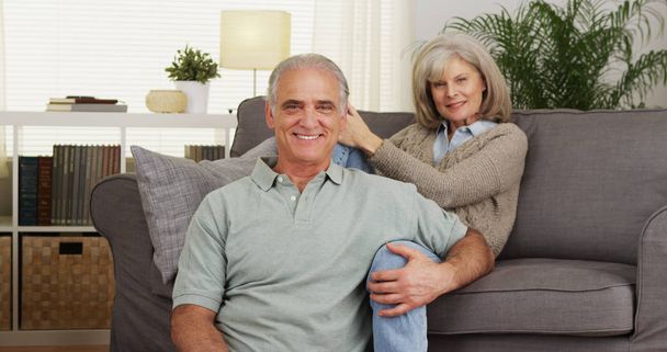 Щаслива старша пара посміхається на камеру
 - Фото, зображення