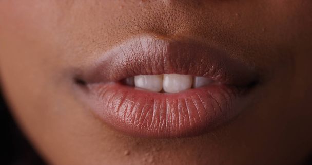 極端に緑色の画面で官能的な黒人女性の唇のクローズ アップ - 写真・画像