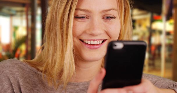 Retrato de mensagens de texto inteligente jovem mulher com dispositivo de smartphone
 - Foto, Imagem