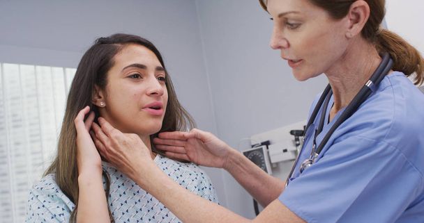 Senior nurse examines womans lymph nodes on neck to determine if swollen - Foto, Imagem