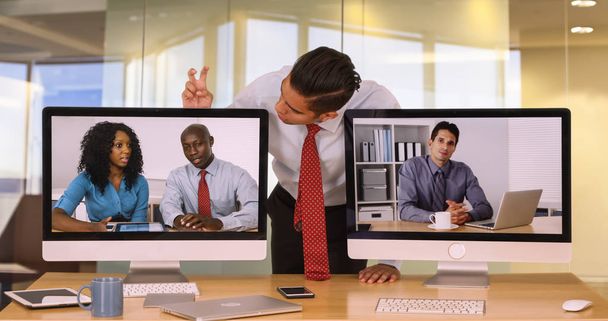 Geschäftsmann gibt Kollege am Computerbildschirm Hasenohren, macht Gesichter und agiert lustig - Foto, Bild