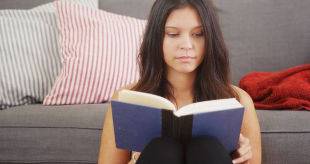 Mujer multiétnica divirtiéndose leyendo
 - Foto, Imagen