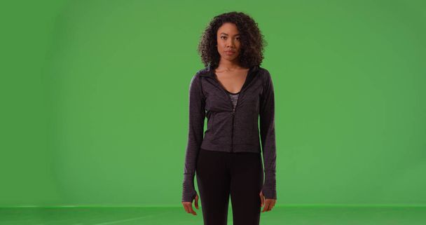 Fiduciosa donna afroamericana in posa in abiti da allenamento sullo schermo verde
 - Foto, immagini