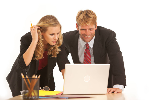 Compañeros de negocios trabajando en el escritorio con portátil
 - Foto, imagen