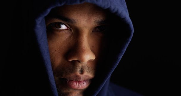 Чорний чоловік у блакитному светрі
 - Фото, зображення