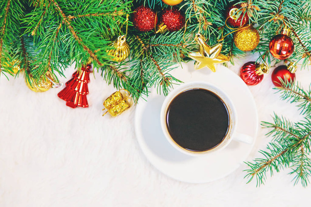 クリスマス背景にコーヒーのカップ。クリスマスの朝。選択と集中。2019. - 写真・画像