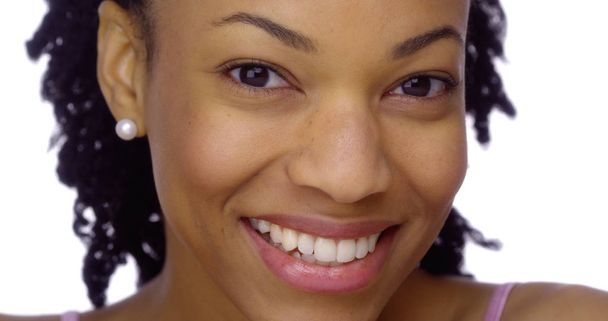 Happy černá žena při pohledu na fotoaparát - Fotografie, Obrázek