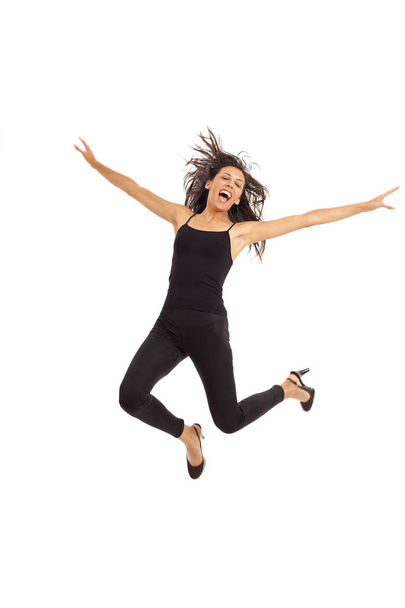 Mignon jeune fille énergique portant la danse noire et sautant
 - Photo, image