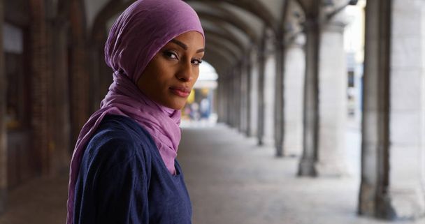 Jovem mulher muçulmana bonita em lenço posando para um retrato
 - Foto, Imagem
