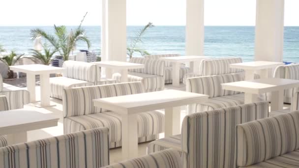 Világos üres terrace étterem tengeri nézet panorámával a nap - Felvétel, videó