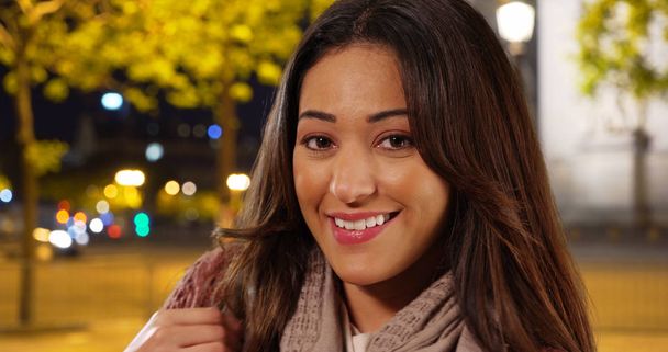 Portret cute Latina Kobieta w miejskie w nocy uśmiechający się z bliska - Zdjęcie, obraz