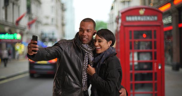 Traveling black couple taking selfies while exploring London England  - Foto, Bild