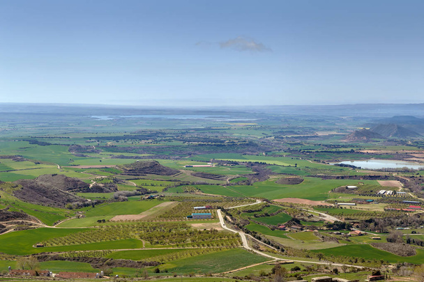 Landschaft des flachen Landes der Provinz Aragon vom Hügel der Burg von Loarre, Spanien - Foto, Bild