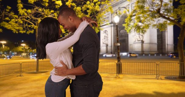 Musta mies vierailevat tyttöystävä Pariisissa täyttää hänet lähellä Arc de Triomphe
 - Valokuva, kuva