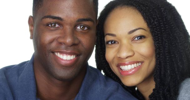 Joven pareja negra sonriendo y mirando a la cámara
 - Foto, Imagen