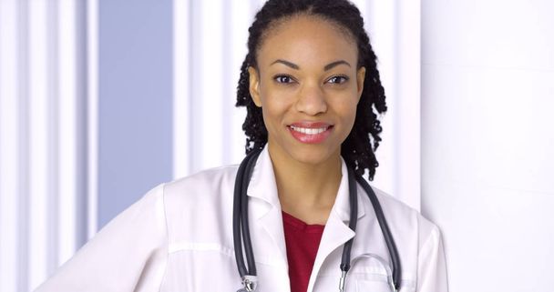 Mujer negra médico sonriendo a la cámara
 - Foto, Imagen