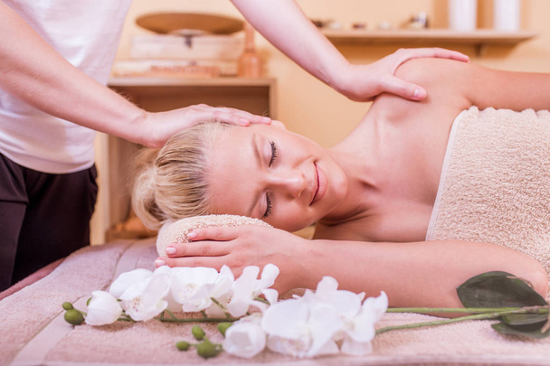 Hermosa mujer joven teniendo masaje en el salón de spa
 - Foto, Imagen
