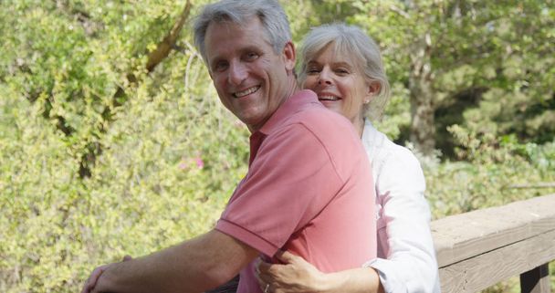 Senior couple blanc profiter de l'extérieur
 - Photo, image