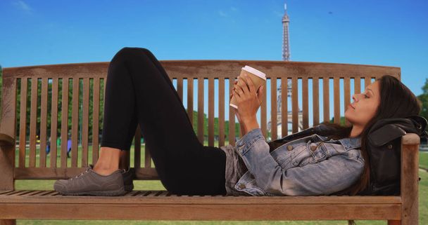 Θηλυκό τουριστών βρίσκεται με σακίδιο κάτω από το κεφάλι της στο Παρίσι - Φωτογραφία, εικόνα