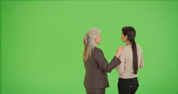 企業の上司に助言する緑色の画面で若い従業員 - 写真・画像