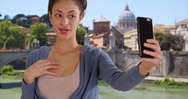 Kaunis hymyilevä latinalaisamerikkalainen nainen ottaa selfien Roomassa Italiassa
 - Valokuva, kuva