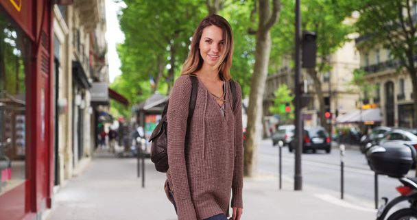 Retrato casual de la mujer en la calle de París sonriendo y riendo
 - Foto, imagen
