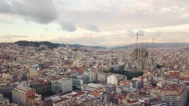 Letecký pohled na katedrálu Sagrada Familia - Záběry, video