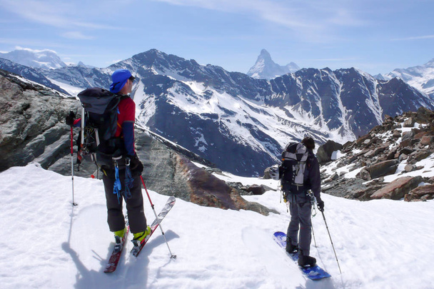 Backcountry-Skifahrer bewundern die Aussicht auf das Matterhorn in den Schweizer Alpen - Foto, Bild