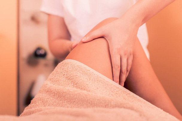 Spa salonda kadın bacakları masaj el atış - Fotoğraf, Görsel