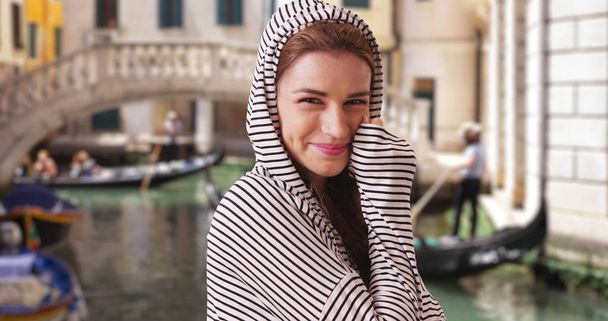 Playful traveling white brunette enjoying herself in Venice Italy - Foto, afbeelding