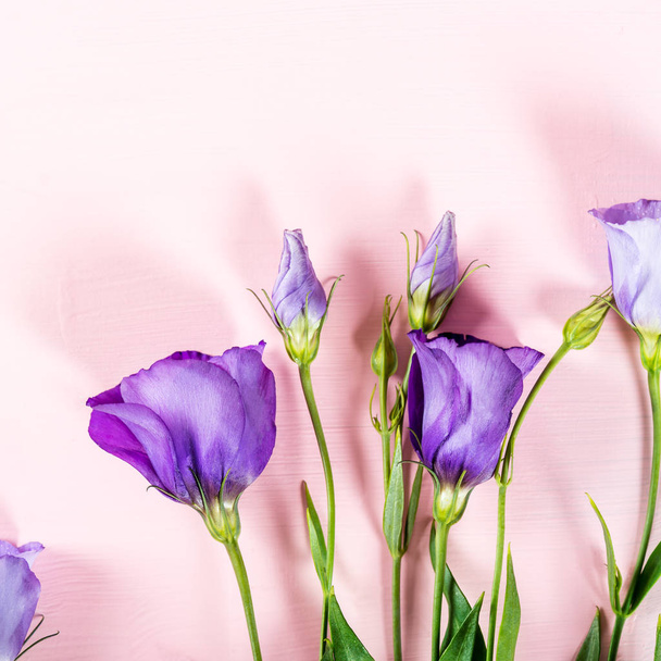 Красивий букет з фіолетових квітів еустоми, Лізіантус
, - Фото, зображення